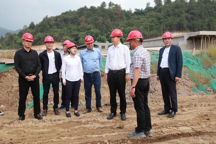 诸暨市领导在督查绍兴枫桥学院建设情况时强调建运齐抓体现水平