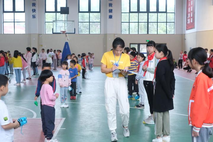 绳采飞扬夏丏尊小学开展活力跳绳比赛