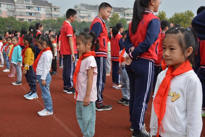 争做新时代好队员夏丏尊小学举行建队日活动暨一年级新生入队仪式