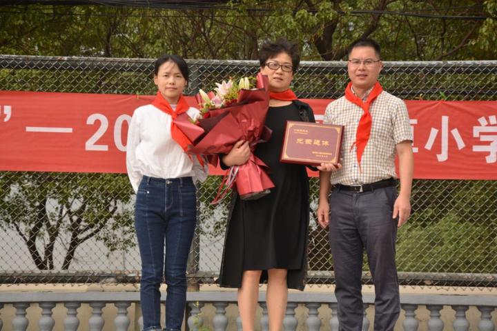 争做新时代好队员夏丏尊小学举行建队日活动暨一年级新生入队仪式