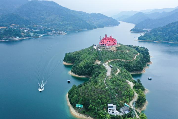 通体粉色几何拼接云和湖上有座梦幻城堡