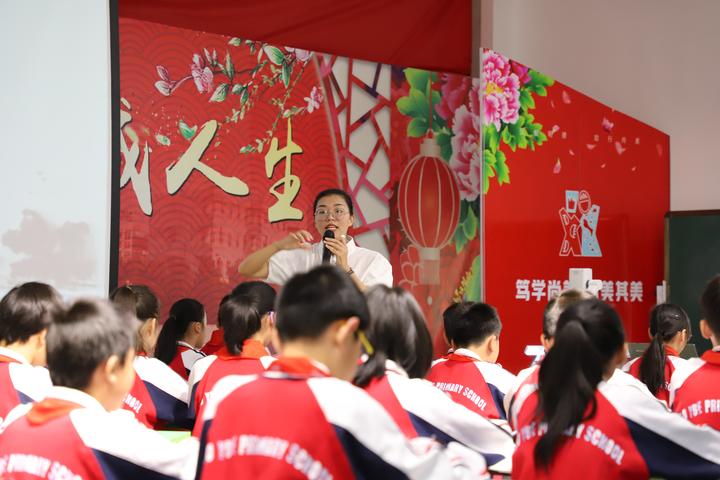 图1青年教师陈佳文和学生共学《少年中国说.jpg