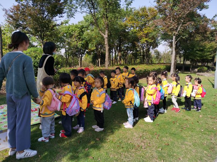寻秋之美 童心同行——第一实验幼儿园江与城园区小二班开展远足活动