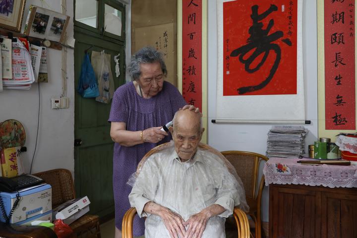 百岁老人丨梁耀东:103岁老人喜看新闻和报纸