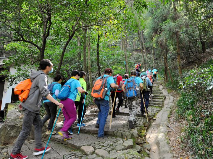 重阳节市民游客上金华山登高祈福