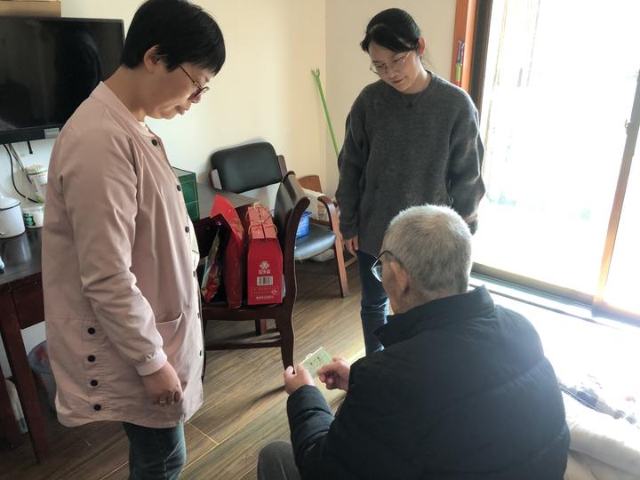 百官街道天祥社区走访慰问困难老人