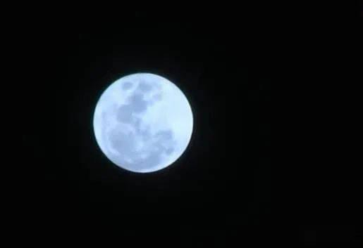 也称望月,是说月球和太阳的黄经相差180度,此时,从地球上望去,月亮最