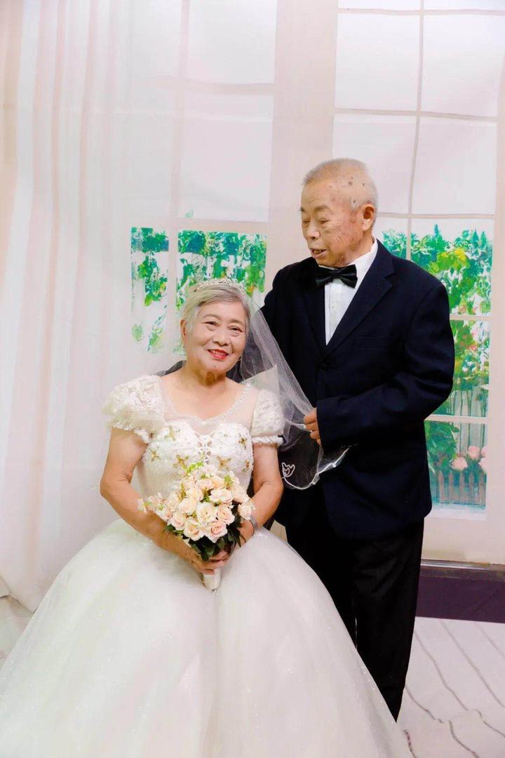 在泽国镇各个村,社区的文化礼堂,为老年夫妻们拍摄幸福画面