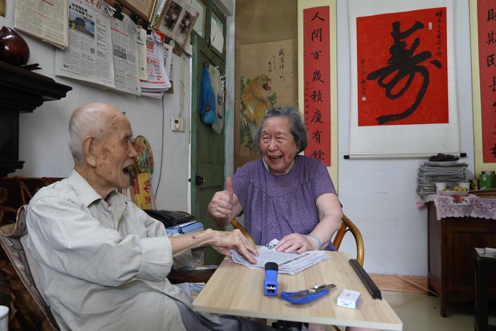 百岁老人话小康①丨梁耀东:103岁老人喜看新闻和报纸