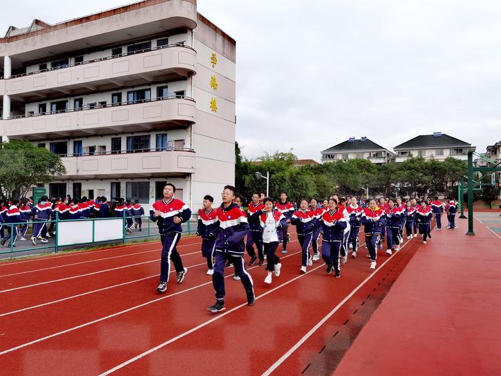 学生动起来练就棒身体小越街道中学课间阳光体育锻炼活力绽放