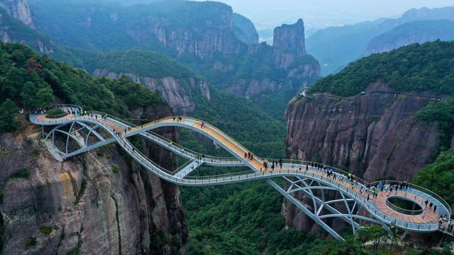 台州 神仙居景区"如意桥"造型奇特 吸引众多游客来打卡