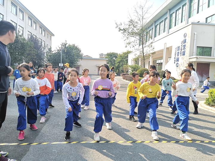 趣味无极限东阳市横店小学教育集团南上湖校区举行体育节