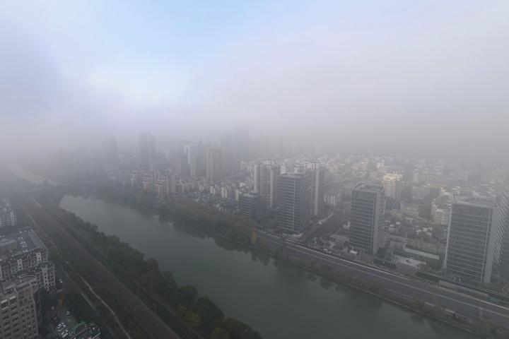 杭州:大雾漫城