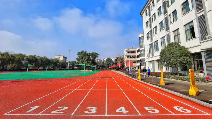 东关中学新建塑胶操场投入使用