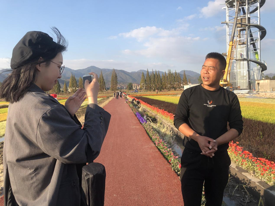 日前,东阳市湖溪镇八里湾的田埂上,菜地里,公路旁,多了许多不寻常的