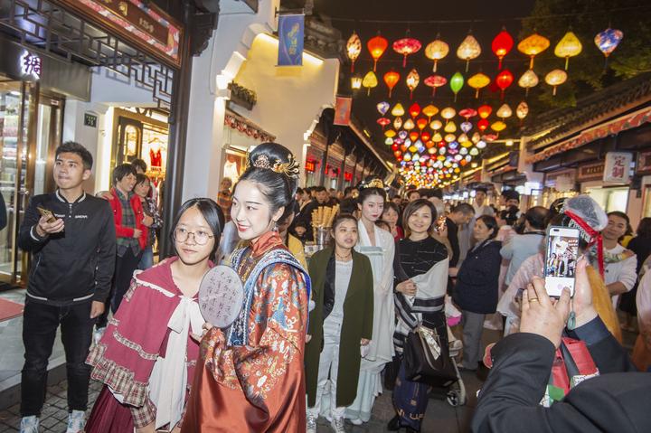 杭州丝绸城整修一新丝绸夜市吸引众人