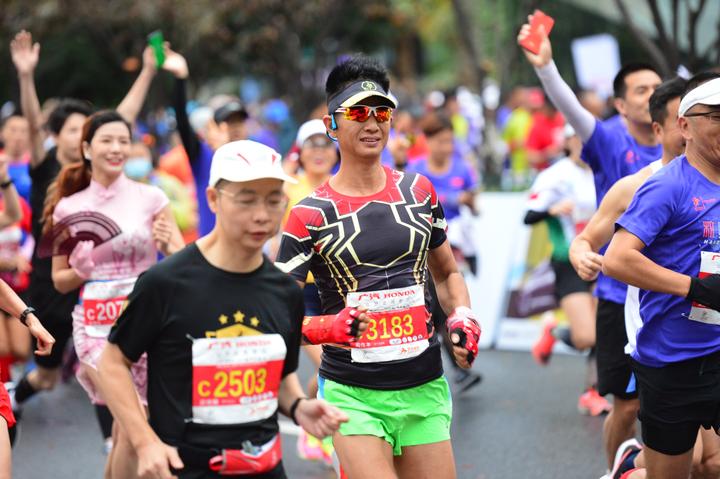 2020杭州马拉松鸣枪开跑