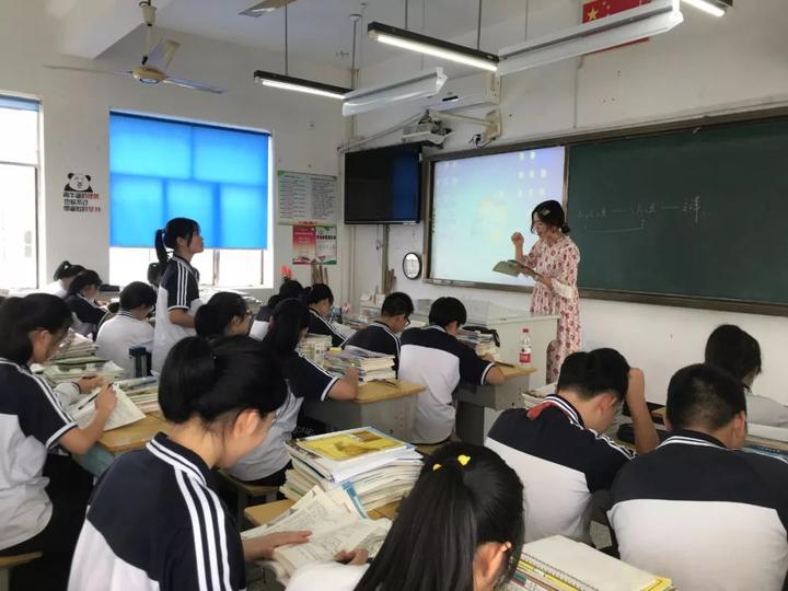 单调,枯燥的,而在嵊州市黄泽中学高一(5)班班主任韩晓的眼中,学生们在