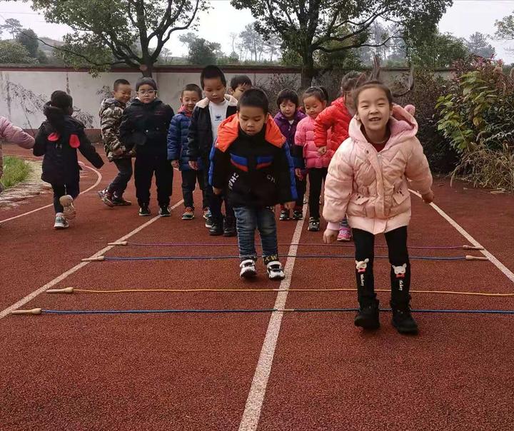 "原来跳绳有这么多玩法" 歌山中心幼儿园塘下教学点注重体育教学