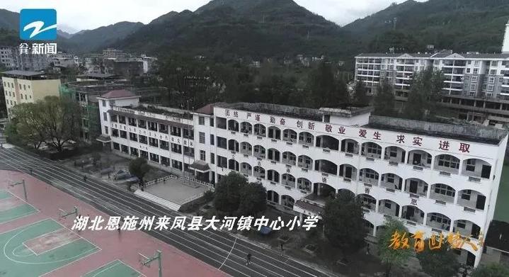 将走道的空间挪出来,摞上两排书,这就是湖北恩施州来凤县大河镇中心