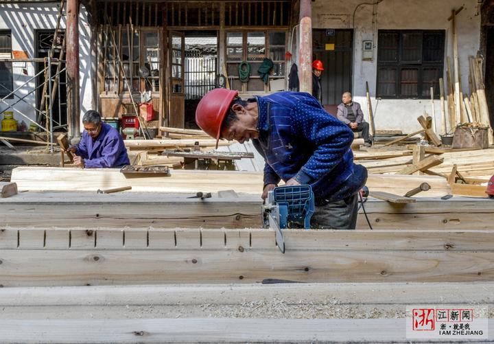 2020年12月4日,台州市仙居县淡竹乡尚仁村,施工人员正在古建修复施工.