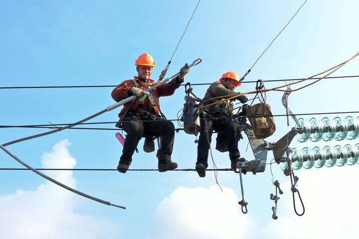 舟山鱼山岛专线输电线路架设接近尾声