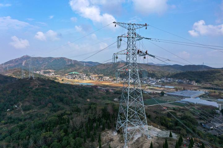 舟山鱼山岛专线输电线路架设接近尾声