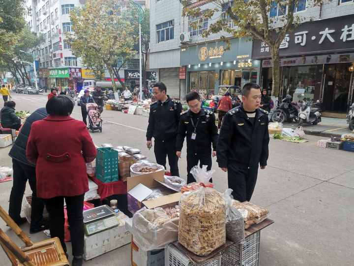 近日上午,磐安县玉山镇黄里村村民张大爷正在城区东溪路疏导点售卖自