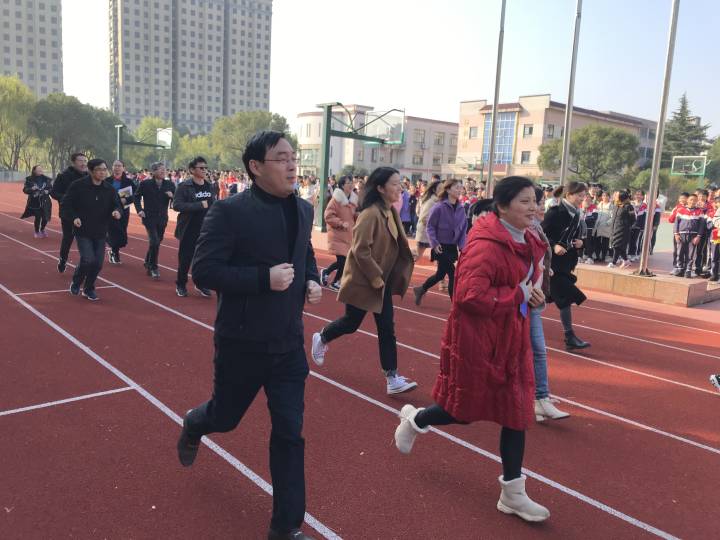 图为教师方阵参与冬季长跑.jpg