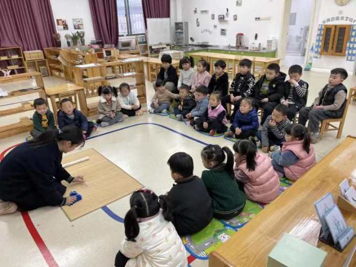 滑滑梯上的发现 东阳市中天国际幼儿园开展静电教学体验