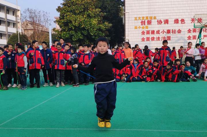 跃出健康跃出精彩东阳市吴良小学举行跳绳比赛