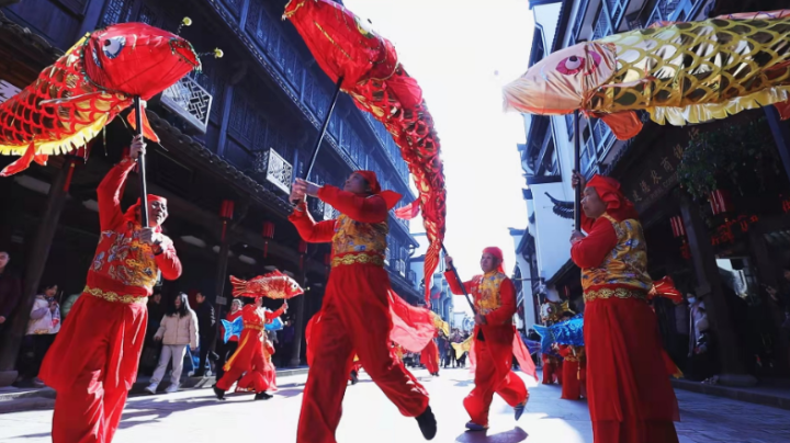 梅城镇以南大街为重点,串联起玉带河,三星街等历史街巷,让严州虾灯