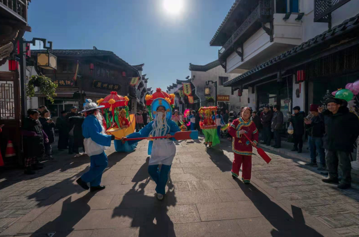 梅城镇以南大街为重点,串联起玉带河,三星街等历史街巷,让严州虾灯