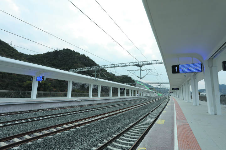 火车即将进站下一站仙居南站