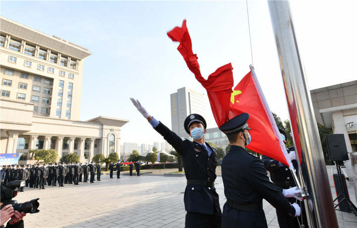 东阳市公安局举行隆重的升国旗迎警旗仪式.