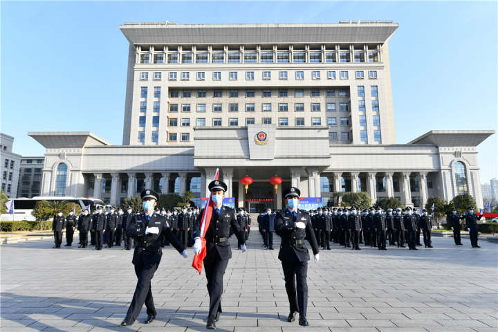 东阳市公安局举行隆重的升国旗迎警旗仪式.