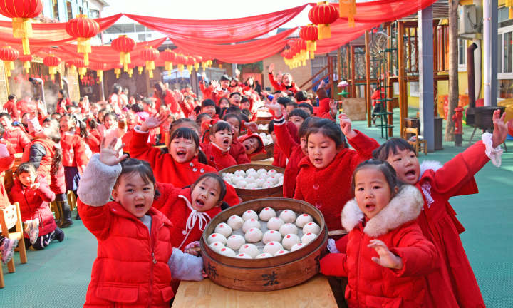 1月13日,仙居县迎晖幼儿园的小朋友展示蒸好的馒头.