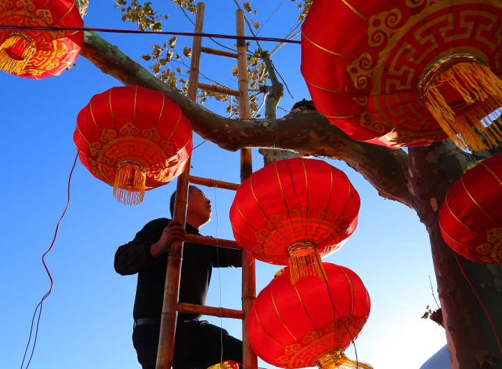挂红灯迎新年