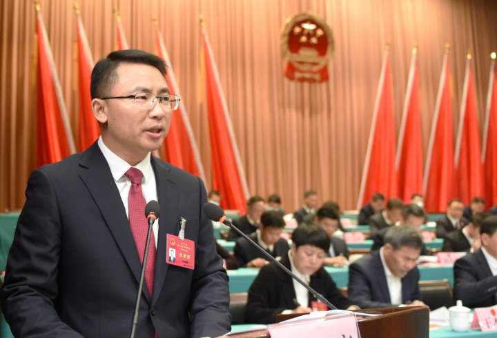 代县长帅朝晖代表县人民政府向大会作《政府工作报告》.