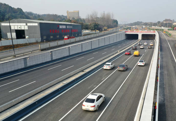 杭州:彩虹快速路西延工程(富阳段)通车