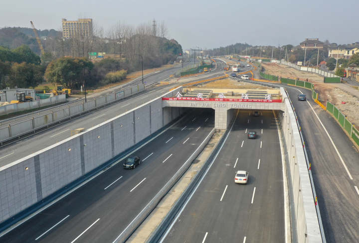 杭州:彩虹快速路西延工程(富阳段)通车