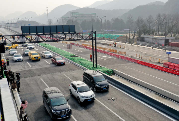 杭州:彩虹快速路西延工程(富阳段)通车