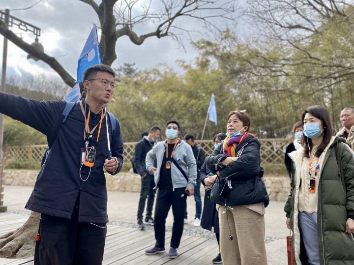 线上带团"云游" 猛涨300余万粉丝—— "普陀山小帅"何以"c位出道"