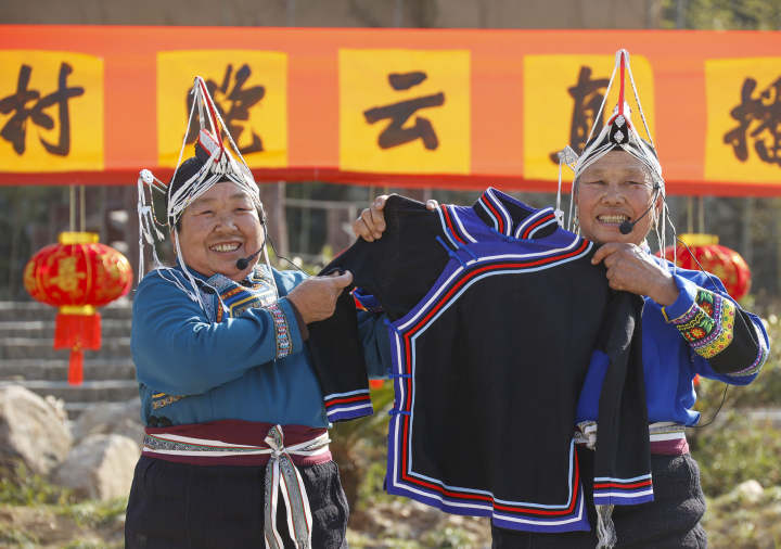 景宁畲族自治县鹤溪街道东弄畲村,村民在用畲语演唱山歌《畲族山歌代