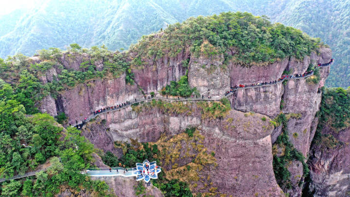 近年来,仙居县依托绿水青山发展生态旅游,对景区不断扩容提质,景区