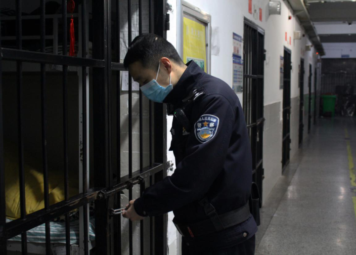 在刚刚过去的春节假期里,省十里坪监狱四监区民警丰峻峰跟战友们一起