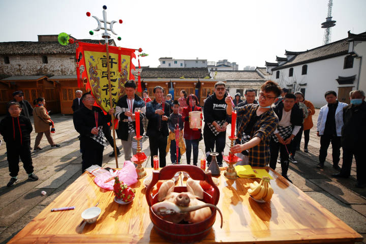 东阳卢宅景区:做花灯 迎龙灯 猜灯谜