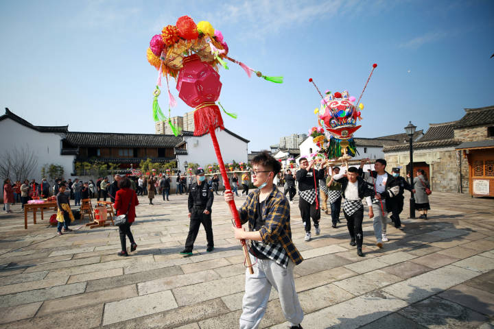 东阳卢宅景区:做花灯 迎龙灯 猜灯谜