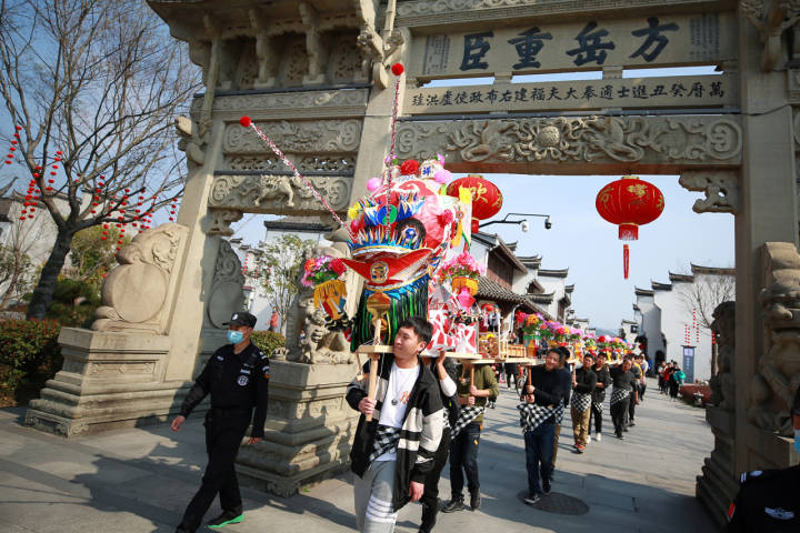 东阳卢宅景区:做花灯 迎龙灯 猜灯谜