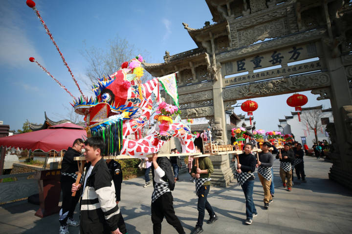 东阳卢宅景区:做花灯 迎龙灯 猜灯谜
